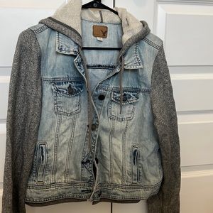 American eagle jean jacket. Fleece sleeves hoodie. Worn twice great condition.